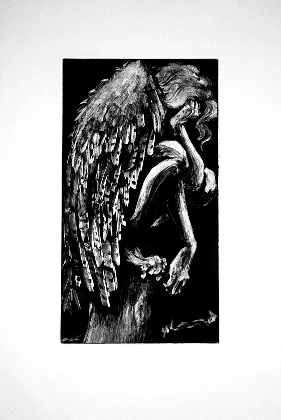 Tirage monotype à l'encre noire montrant une créature humanoïde avec de grandes ailes type rapace, perchée accroupie sur un poteau.