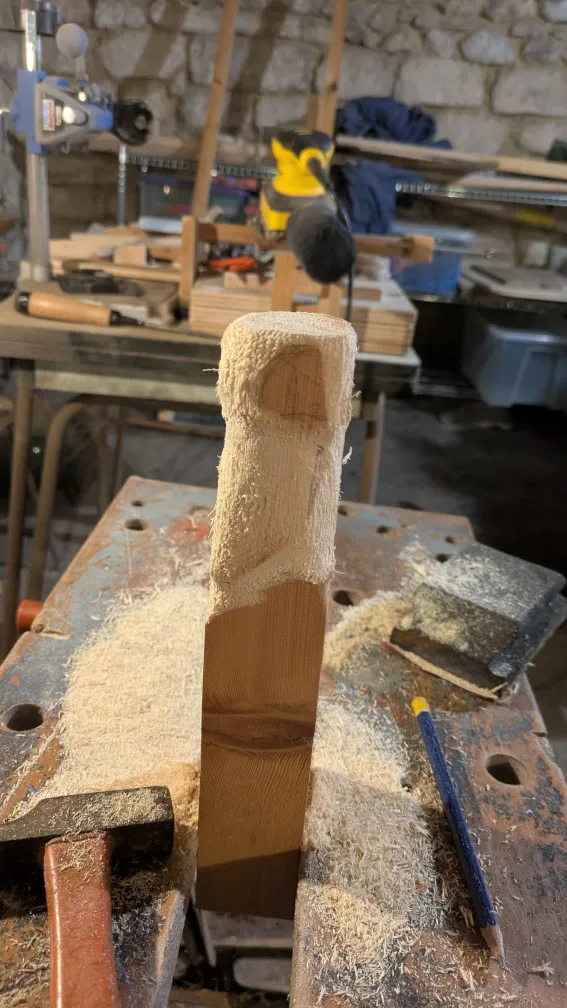 Étape de sculpture, au tout début, quand c'était à peine une forme esquissée dans un tasseau en bois