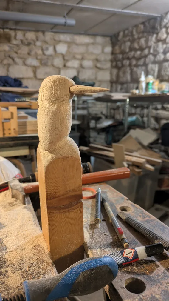 Étape de sculpture, avec le bec installé, la silhouette est quasi-terminée