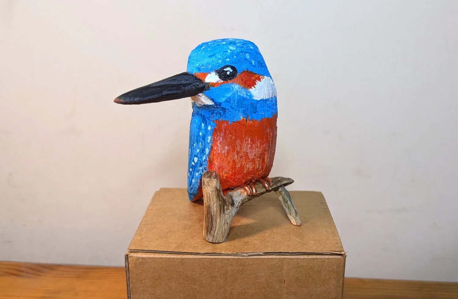 Petite statuette de martin-pêcheur en bois, l'oiseau est perché sur une branche et regarde vers sa droite