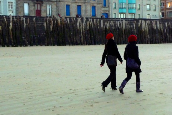 2009-09-11_saint_malo_red_hat_girls.jpg